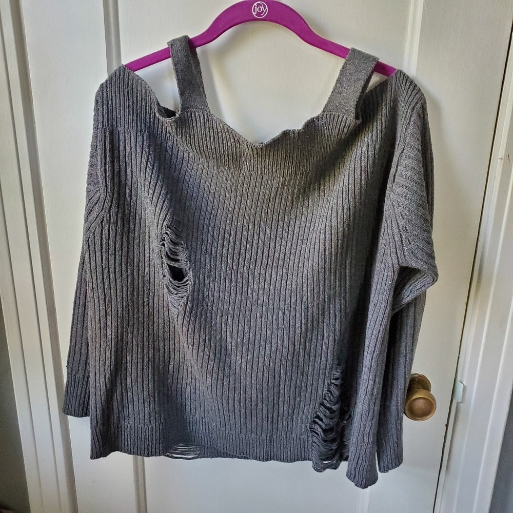 Distressed sweater - Picture 8 of 8
